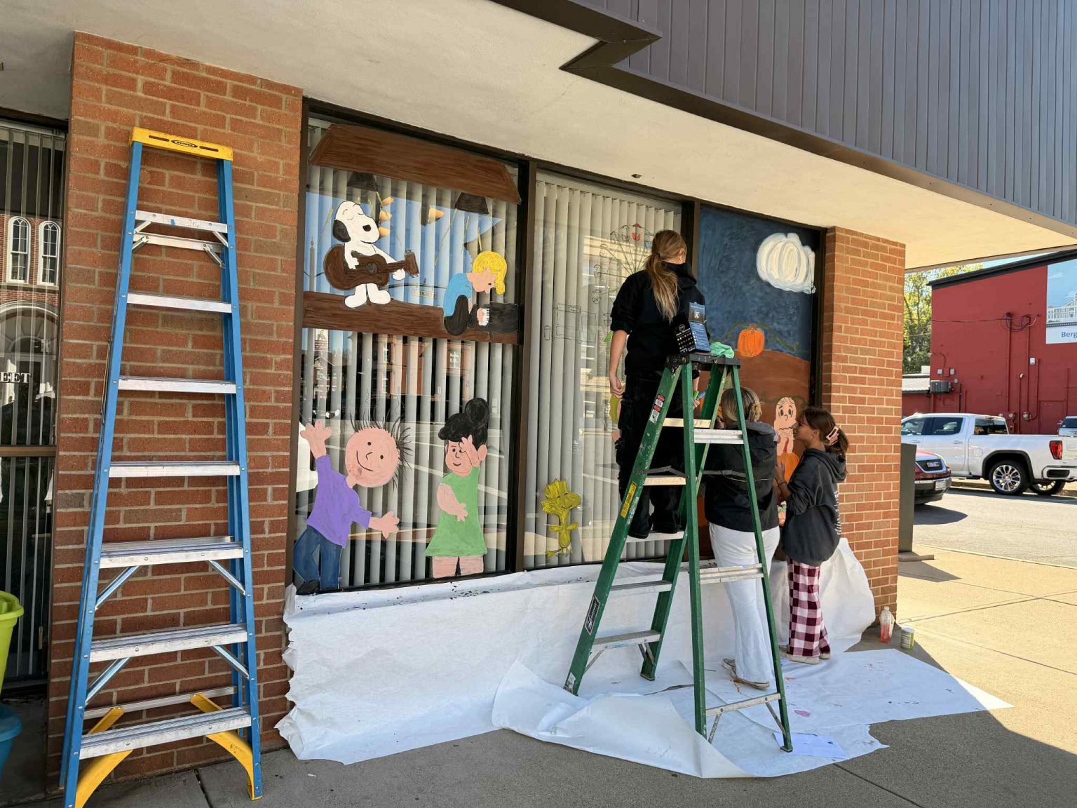 Circleville High School Art Students Paint City Hall for Pumpkin Show ...